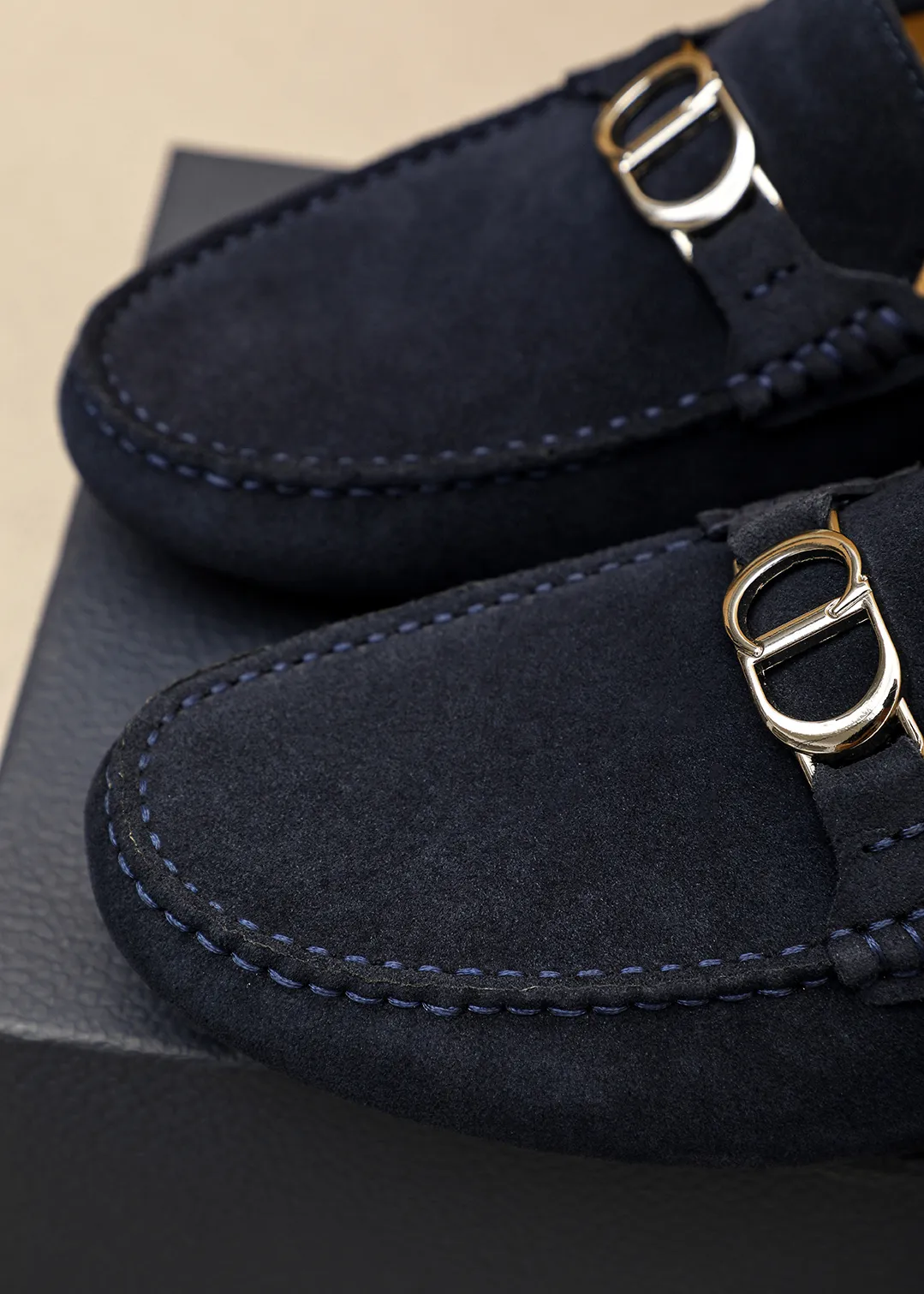 Men's shoes 💰420 💐 Product trademark: Dior "Dior" Doudou shoes Regular size: 38-44 (45🉑️customized) Product materials: Selected Italian imported first-layer frosted cowhide upper + luxury hardware buckle, imported water-dyed sheep 🐑 leather lining. Strong three-dimensional visual effect, original outsole color: 3⃣️colors🉑️select